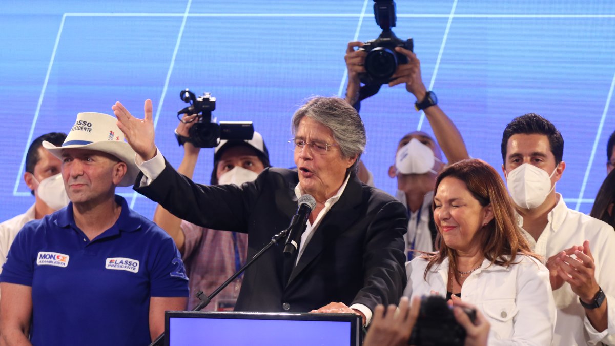 Guillermo Lasso junto a simpatizantes y dirigentes de CREO en su declaración luego de las votaciones.