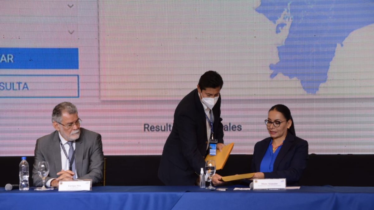 Momento en el que la presidenta del CNE, Diana Atamaint, recibe los resultados del conteo rápido con el 90,.4% de avance.