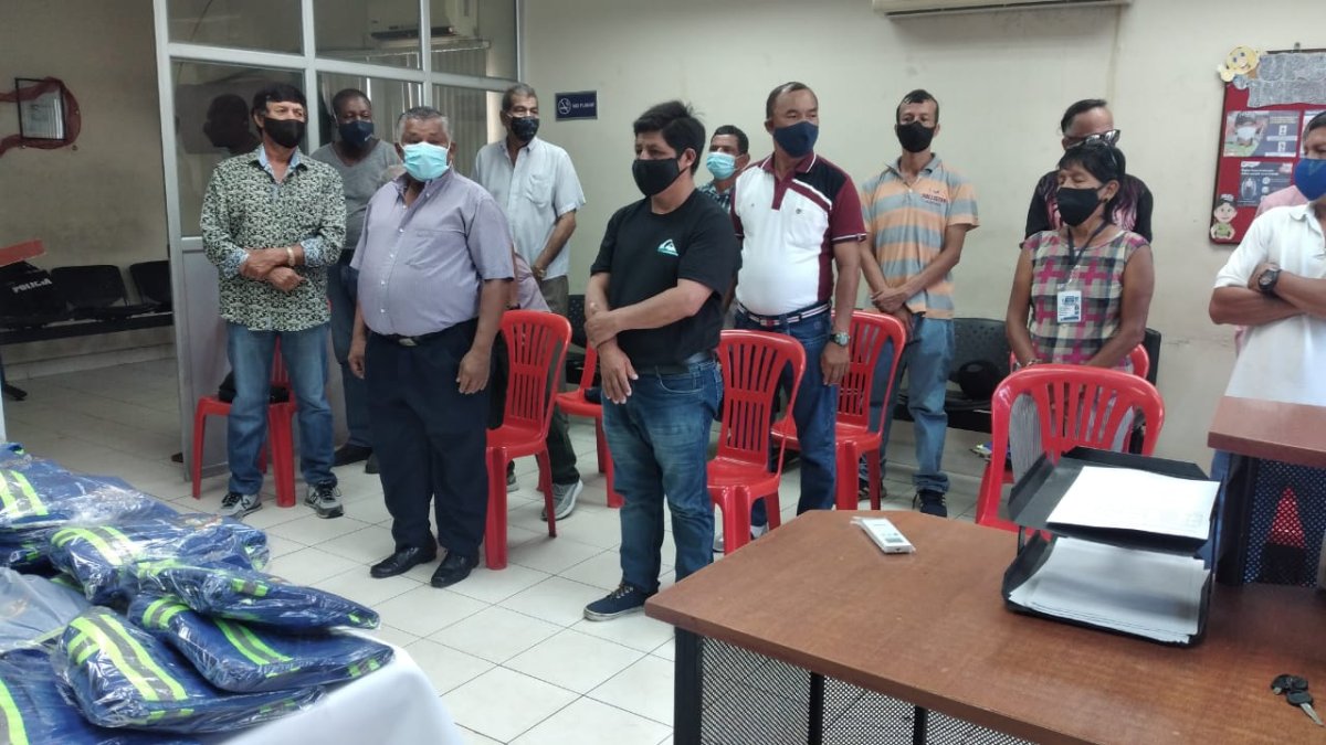 La comunidad del barrio Garay recibieron chalecos de vigilantes seguros.