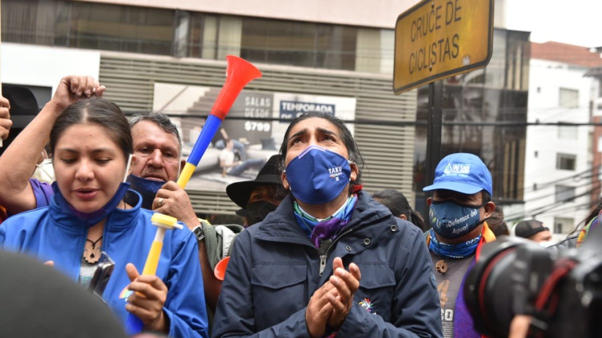 Denuncia. El candidato Yaku Pérez y grupos de indígenas se mantienen en vigilia en los exteriores del Centro de Mando del CNE.