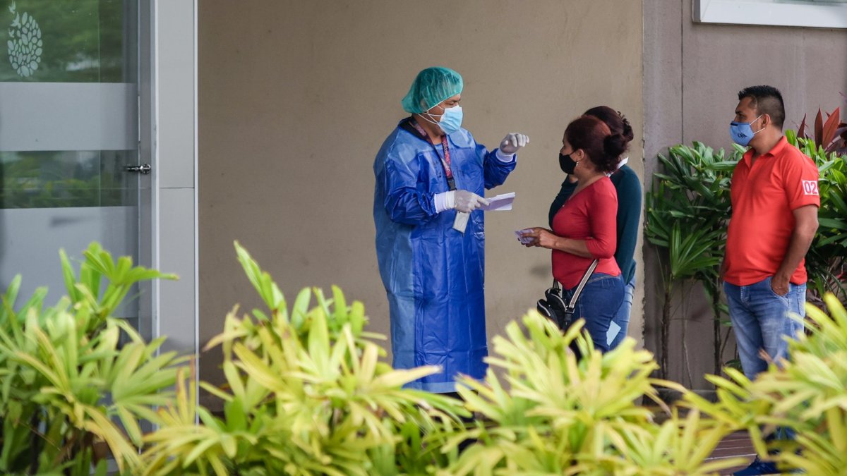 Un equipo del Municipio de Guayaquil que va a los barrios a realizar pruebas de coronavirus.