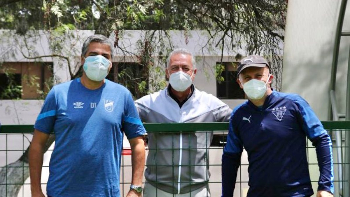 Gustavo Alfaro observa hasta los partidos de pretemporada. Estuvo en el protagonizado entre Liga de Quito y Universidad Católica.