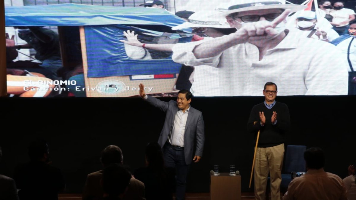 El binomio Arauz y Rabascall luego de recibir los resultados electorales, en el Hotel Mercurie de Quito.