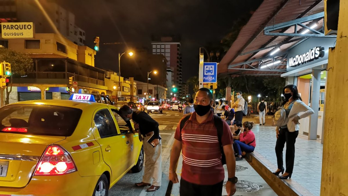 Un usuario esperando la llegada de un bus en el centro de Guayaquil.