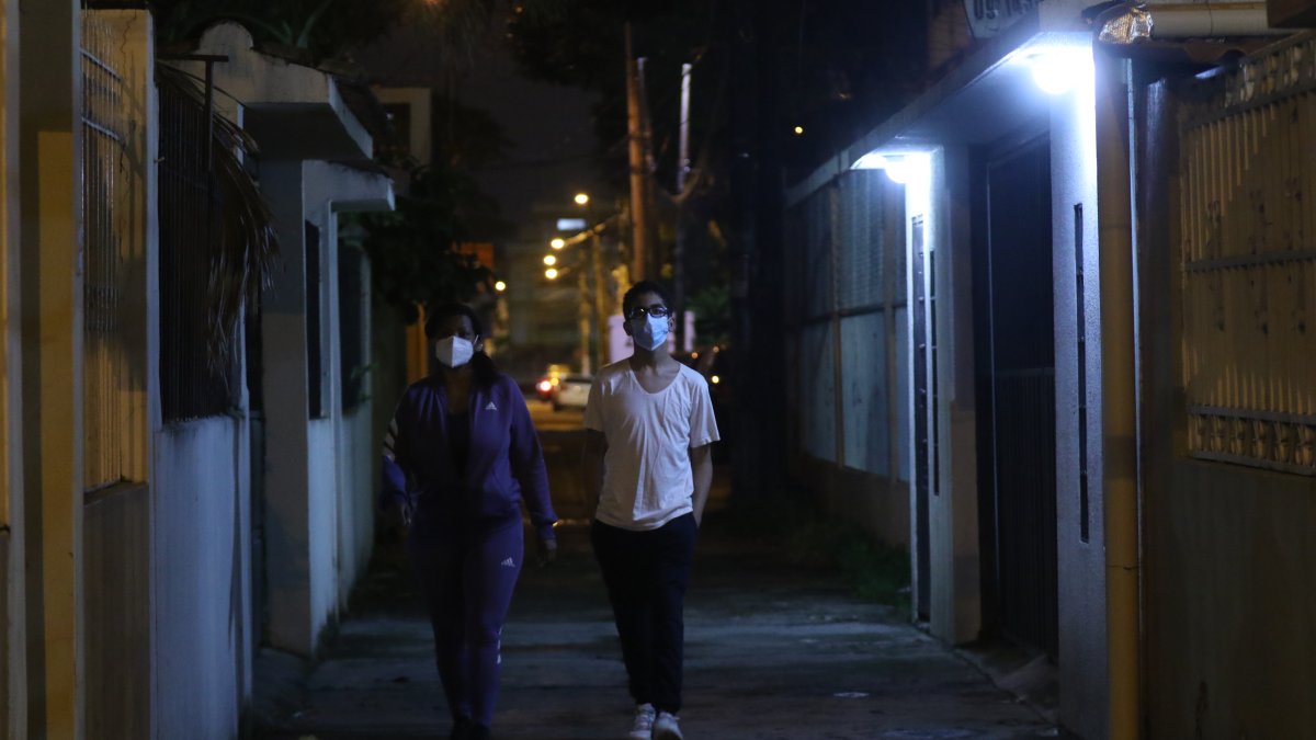 En la ciudadela Alborada IV hay callejones con poca iluminación, lo que es aprovechado por los delincuentes para esconderse y atacar a los peatones.