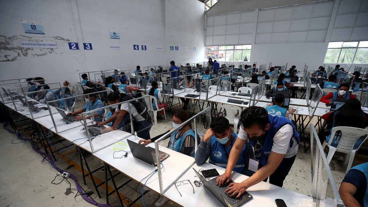 Personal del CNE de la delegación Provincial de Pichincha fue registrado este lunes al recibir las actas con los resultados de las elecciones presidenciales 2021.