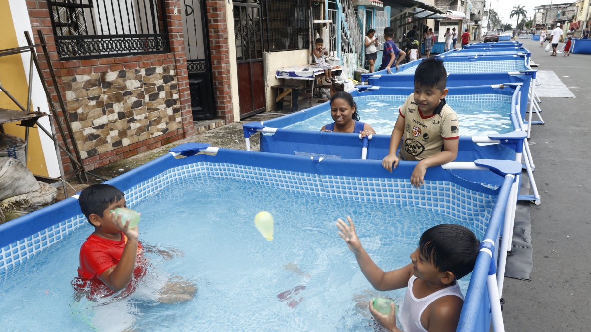 Referencial. Decenas de piscinas instaladas en el suburbio de Guayaquil, por carnaval.