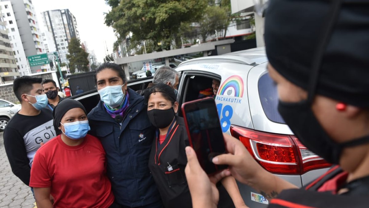 Yaku Pérez se tomó fotos con simpatizantes en los exteriores del CNE.