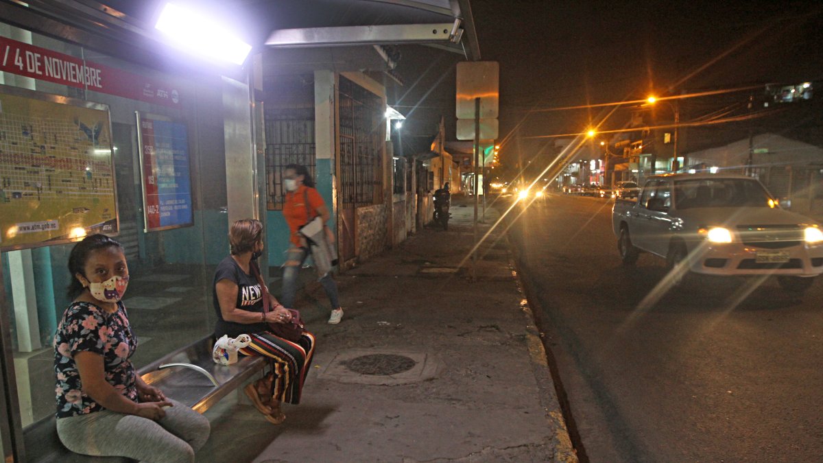 La noche de ayer empezaron a sentirse los estragos de la decisión de los transportistas.