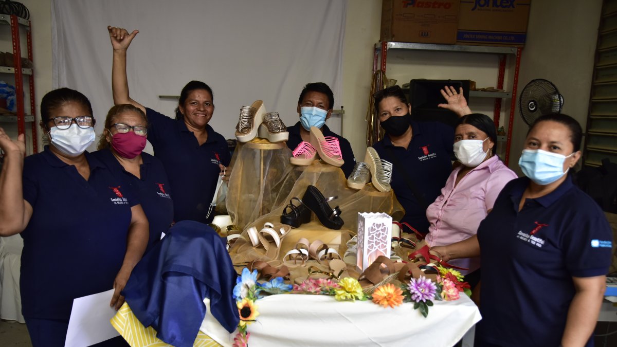 La confección de sandalias es una de las áreas en las que trabajan las asistentes a las charlas de las fundaciones.