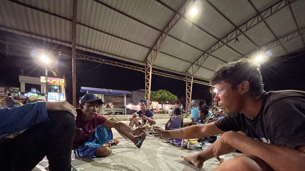 Cientos de venezolanos se mantienen en plazas, parques y otros espacios públicos de Huaquillas.