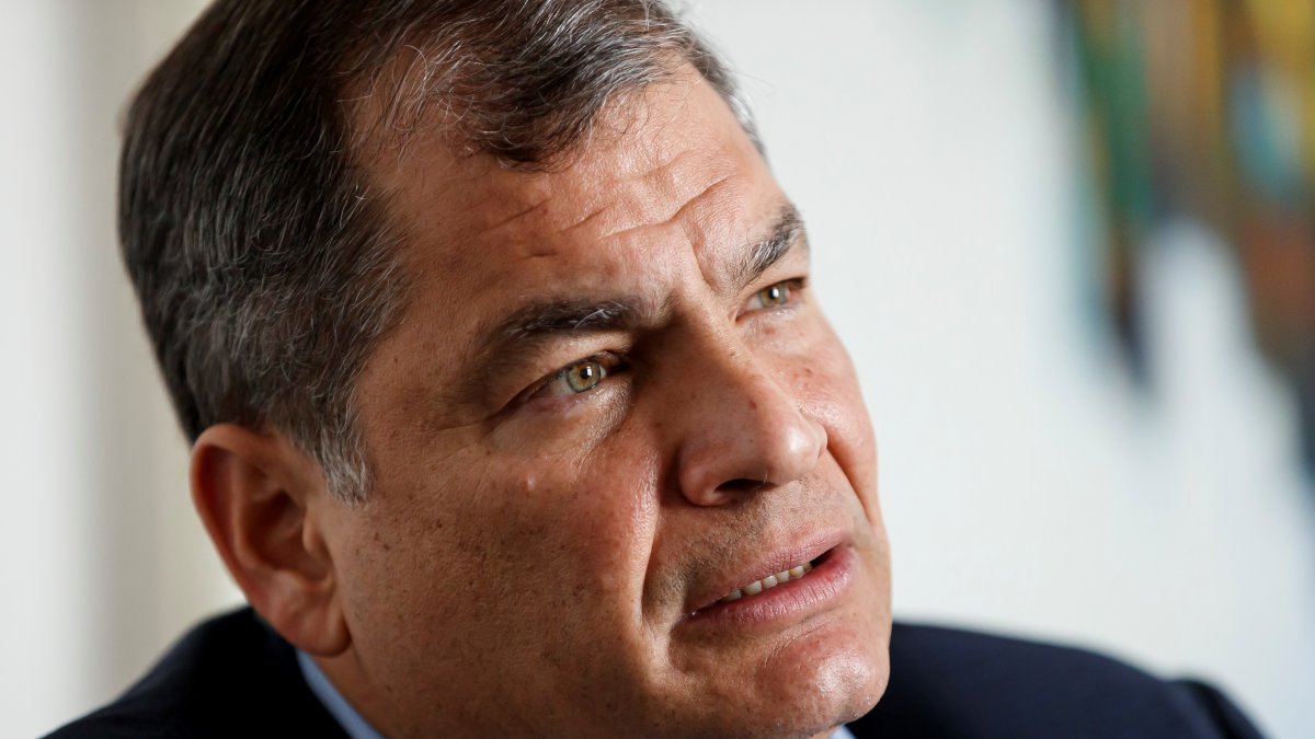 El expresidente de Ecuador Rafael Correa habla durante una entrevista con Efe en Ciudad de México (México).