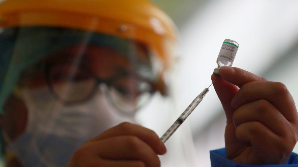 Perú recibió sus primeras 300.000 vacunas contra la covid-19 mientras el país atraviesa un momento crítico de escasez de oxígeno.