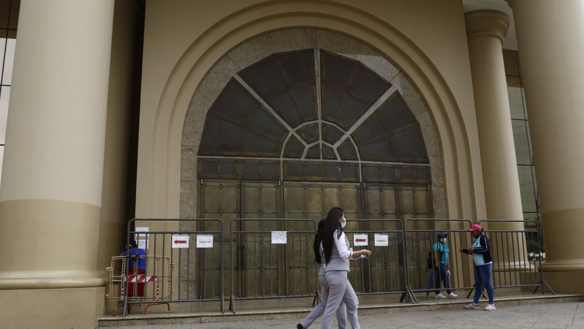 La puerta principal del Gobierno Zonal permanece cerrada. No hay atención en las oficinas del Ministerio de Relaciones Exteriores.