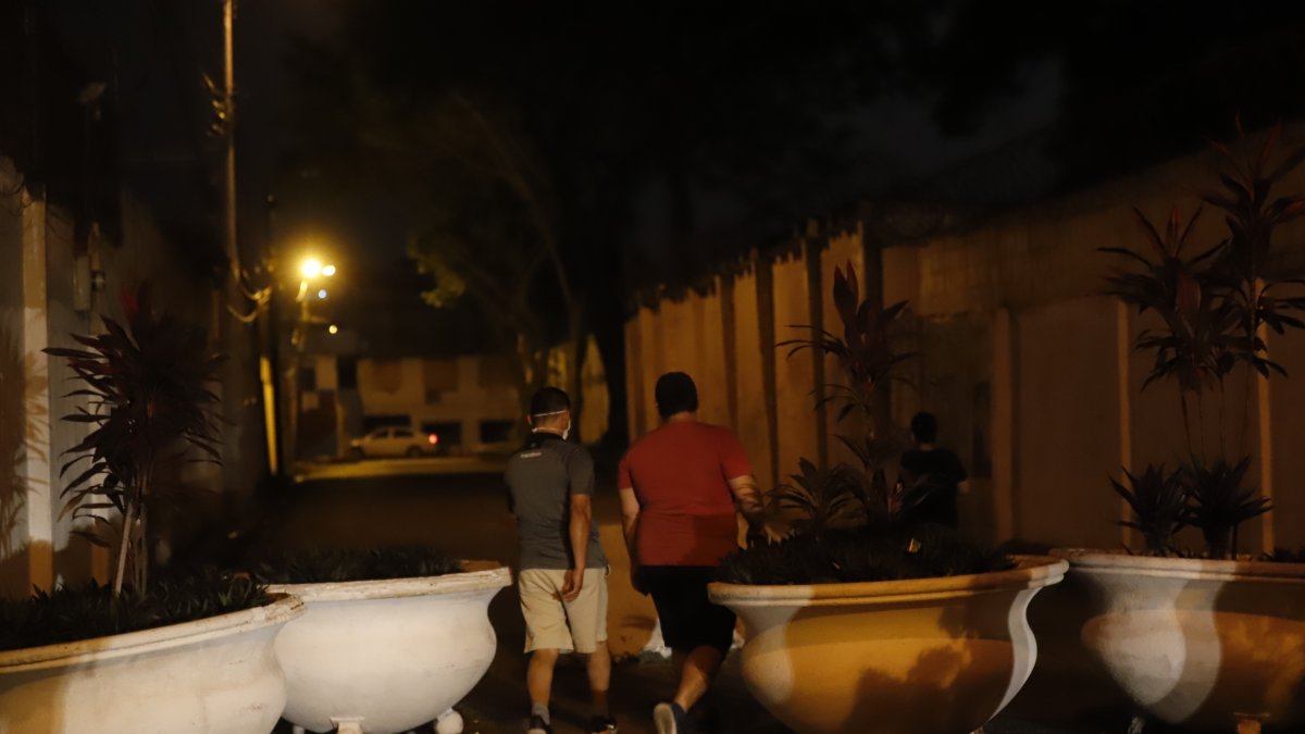 Oscuridad. Aunque las lámparas sí funcionan hay peatonales con poca iluminación, los árboles tapan la luz de los faros, de allí que la primera medida será podar los árboles.