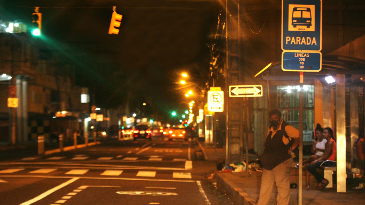 Durante horas se quedaron esperando los usuarios de los buses la noche del lunes pasado.