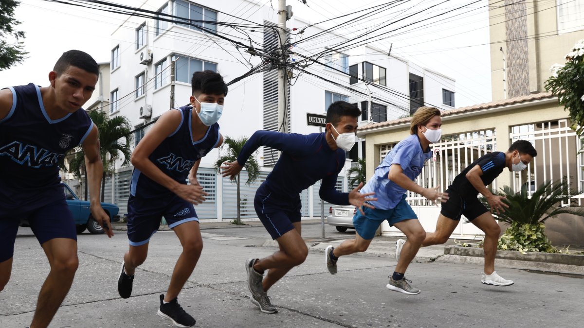Peligro. Las calles de la Kennedy son la pista atlética.
