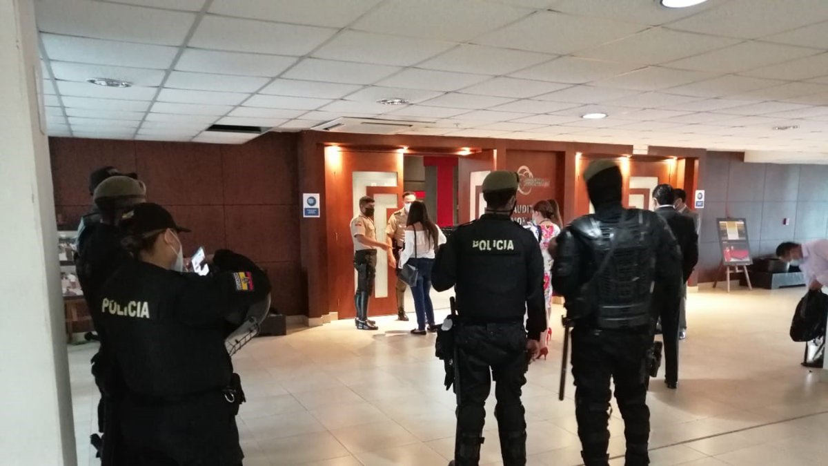 Previo a la reinstalación de la audiencia, agentes de la Unidad Antiexplosivos del GIR revisaron las instalaciones del auditorio de la Corte del Guayas.