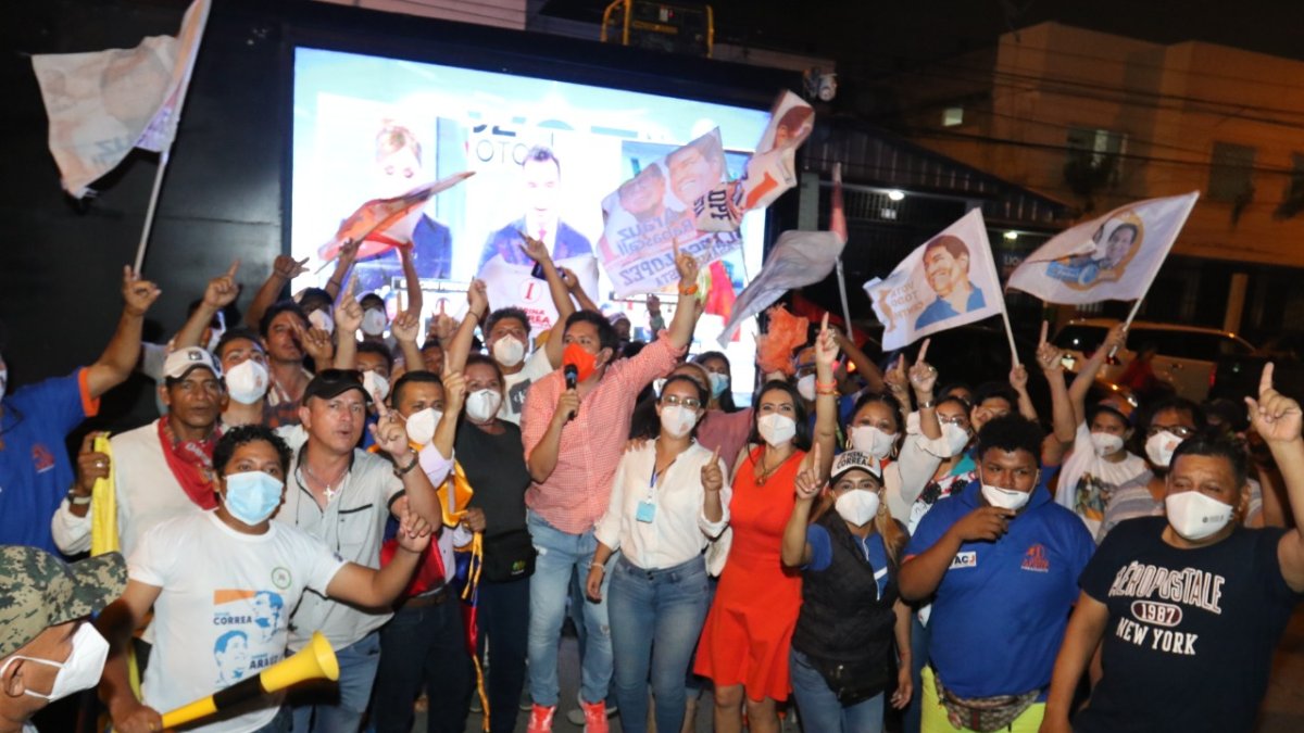 Referencial: Simpatizante de uno de los candidatos a la presidencia y el seguro para la segunda vuelta.