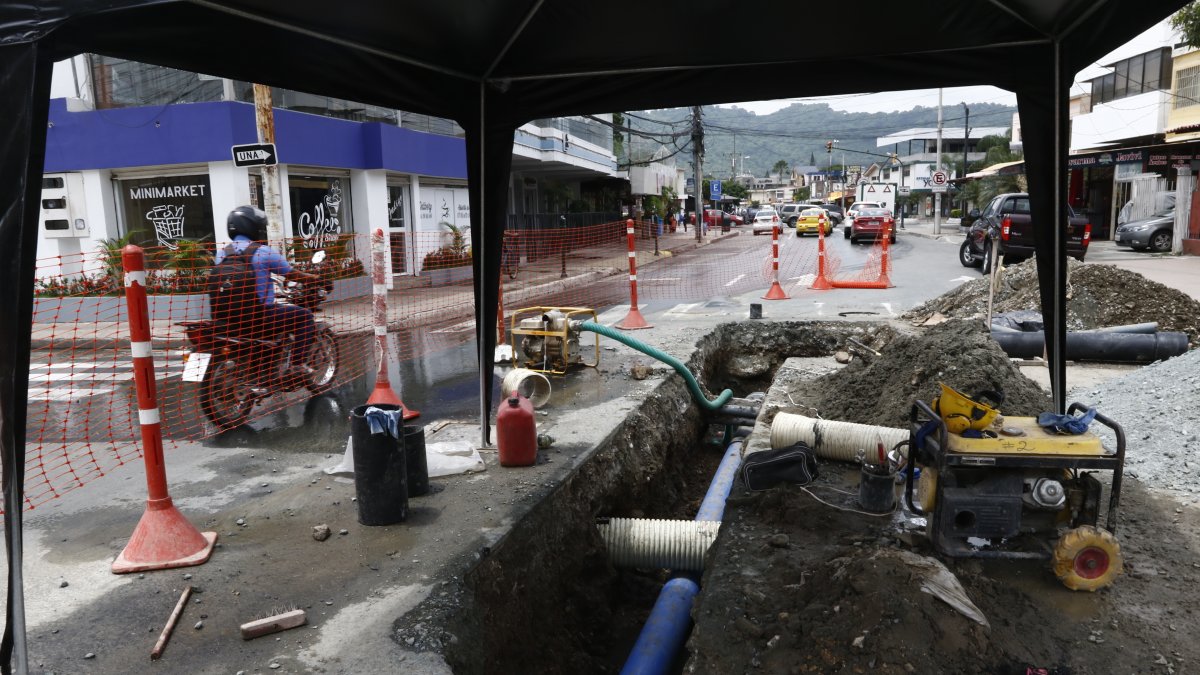 Arreglos de tubería en la avenida Guayacanes, en la ciudadela Urdesa.