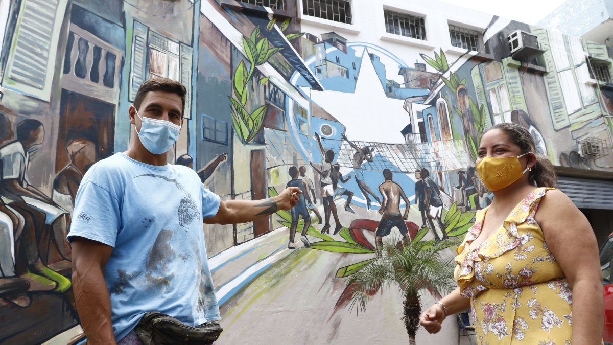 Costumbres. Uno de los murales retrata un partido de volley en un tradicional barrio de Guayaquil.