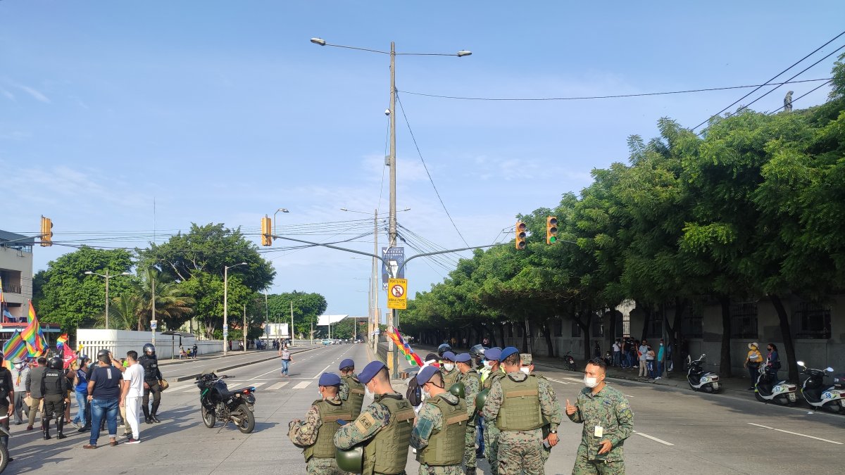 Uniformados de las Fuerzas Armadas y Policía controlan el orden en la avenida Pedro Menéndez, que fue cerrada a la altura del CNE.