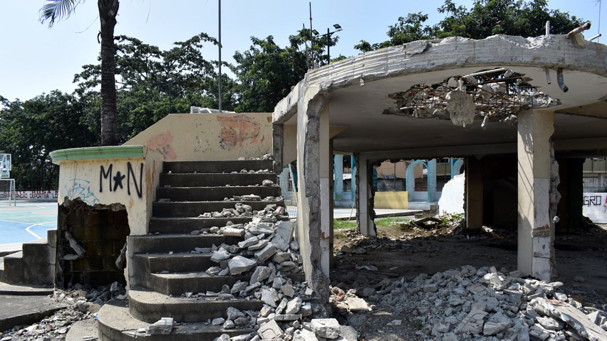 hogar. El sitio a veces huele mal, puesto que es usado como baño público.