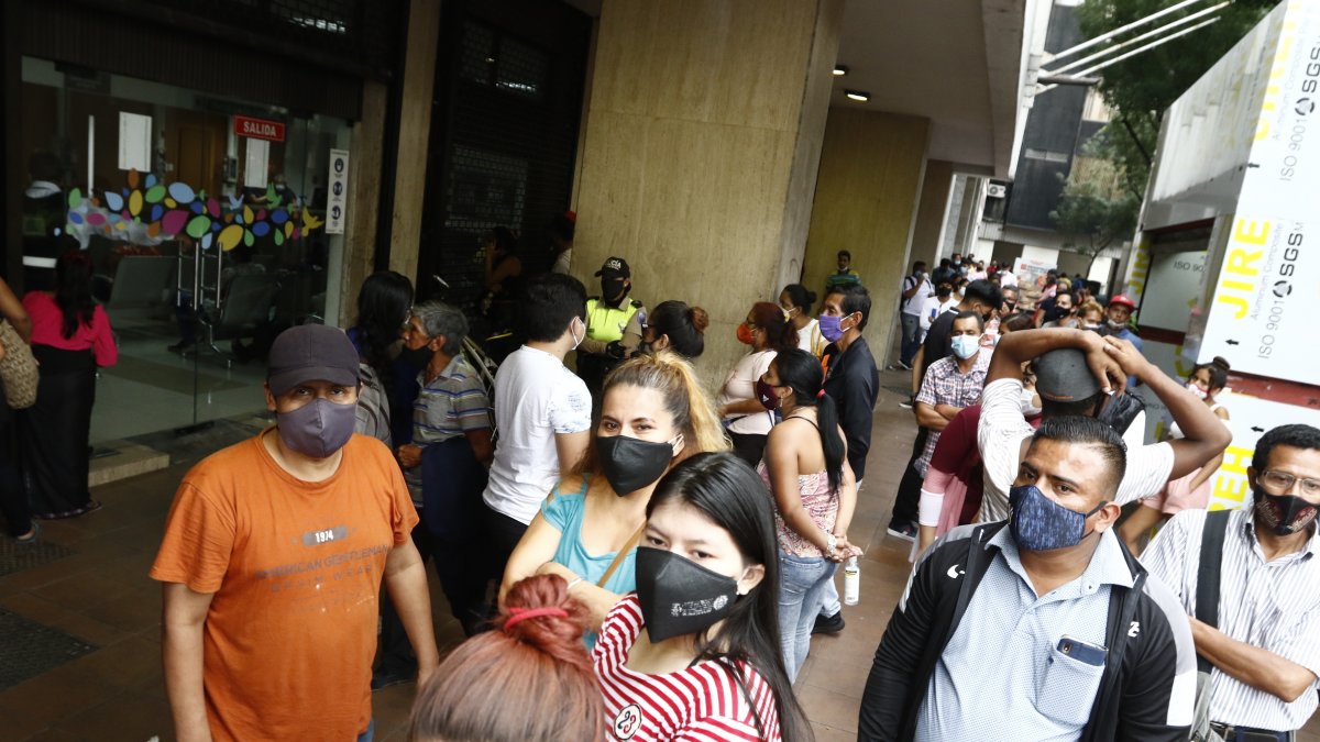 Aglomeraciones de personas en las afueras del Registro Civil de Guayaquil.