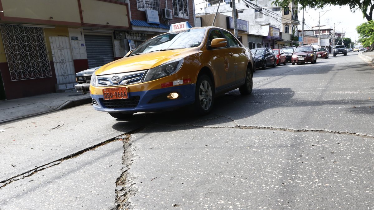 Servicio. El taxista, Oswaldo Tarari, trata de evitar un bache en Sauces VI. Si cae en el hueco debe volver a alinear las llantas del auto.