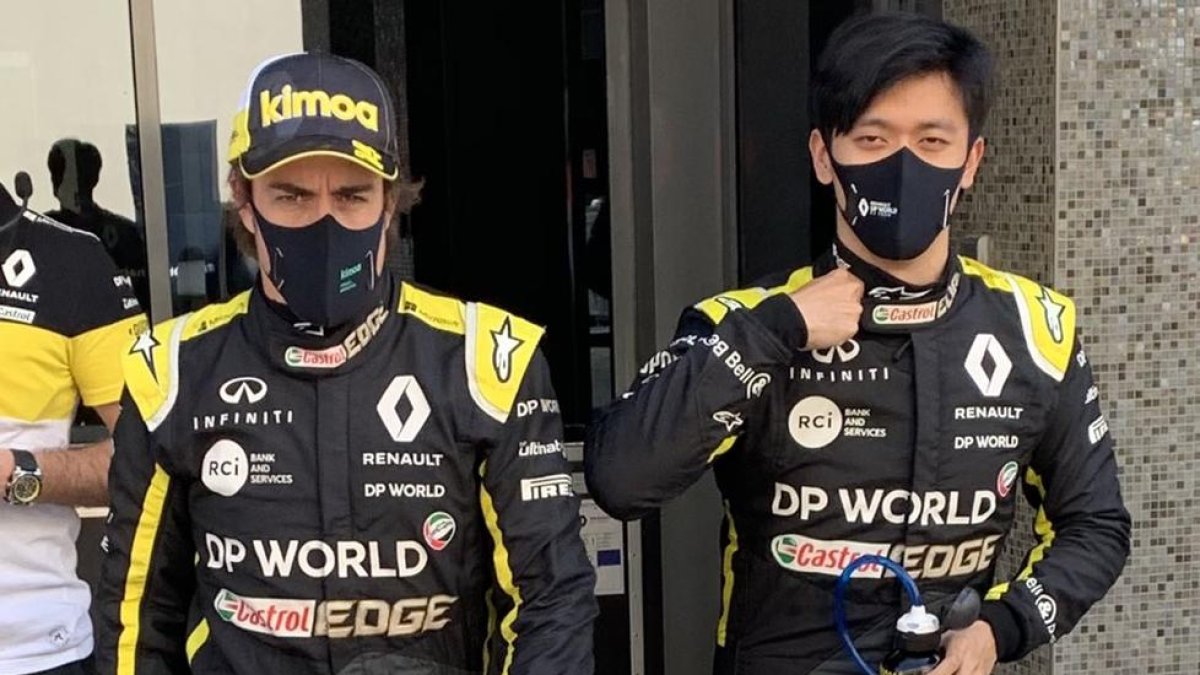Fernando Alonso y el chino Guanyu Zhou, parte del Alpine 2021.
