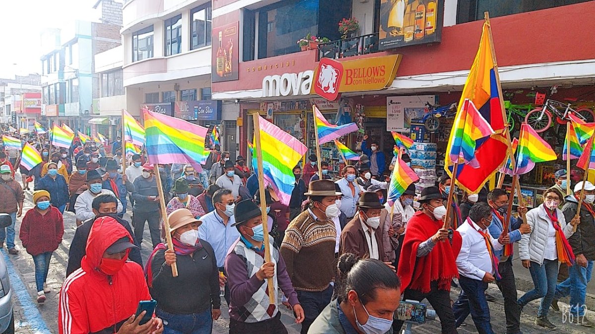 En Latacunga, los indígenas acuden a las instalaciones del CNE provincial.