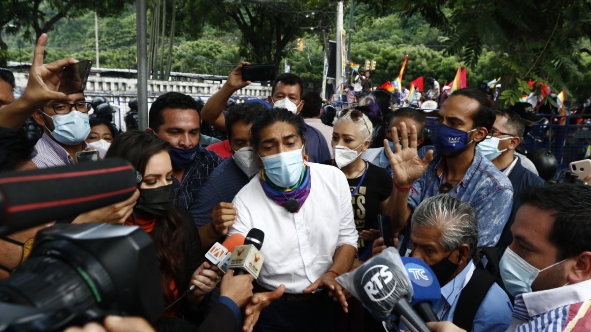 Yaku Pérez en los exteriores de la Junta Provincial del Guayas.
