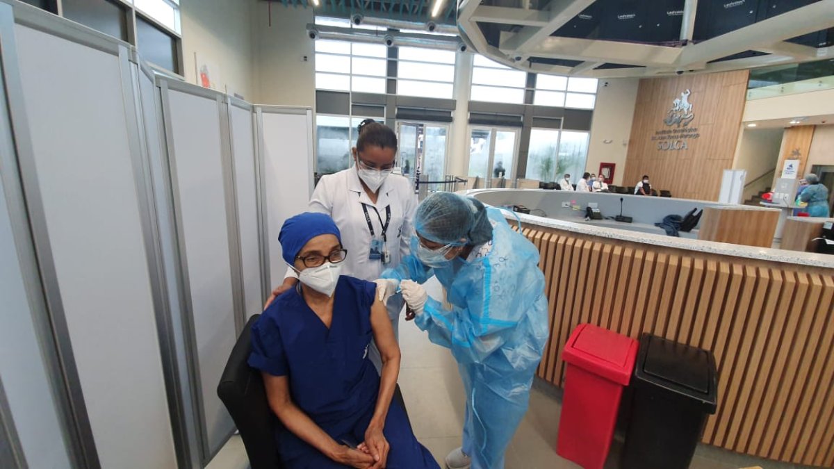 Personal médico de Solca recibe la segunda dosis en la sede de Guayaquil.