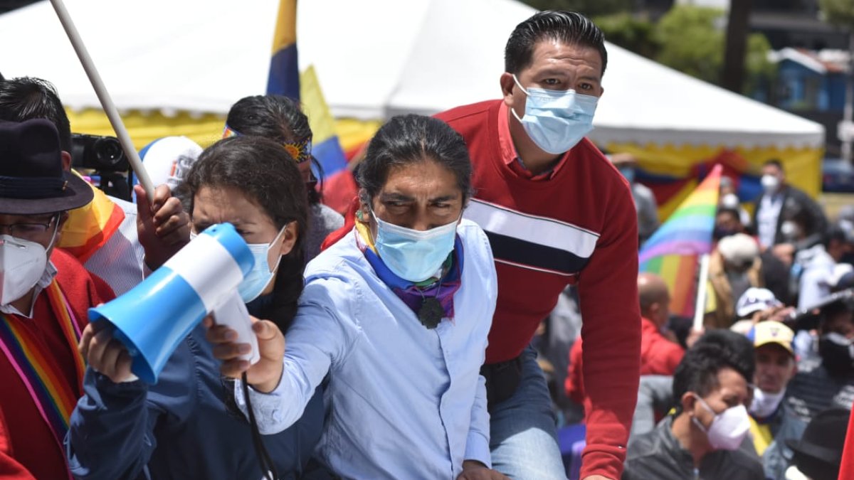 Los seguidores de Yaku Pérez permanecen en los exteriores de la sede del CNE ubicada en el norte de Quito donde hay un fuerte resguardo policial y militar.