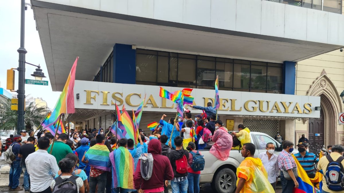 Simpatizantes de Pachakutik en los exteriores de la Fiscalía.