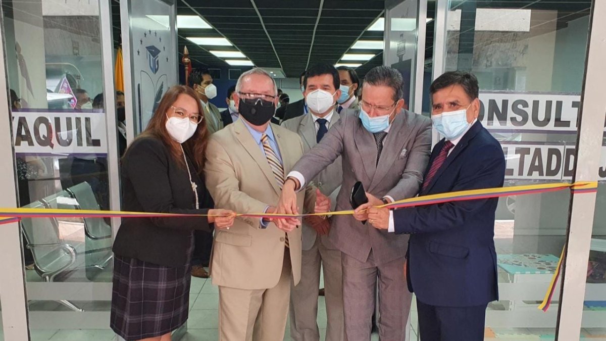 Las autoridades de la Universidad de Guayaquil inauguraron el nuevo consultorio jurídico.