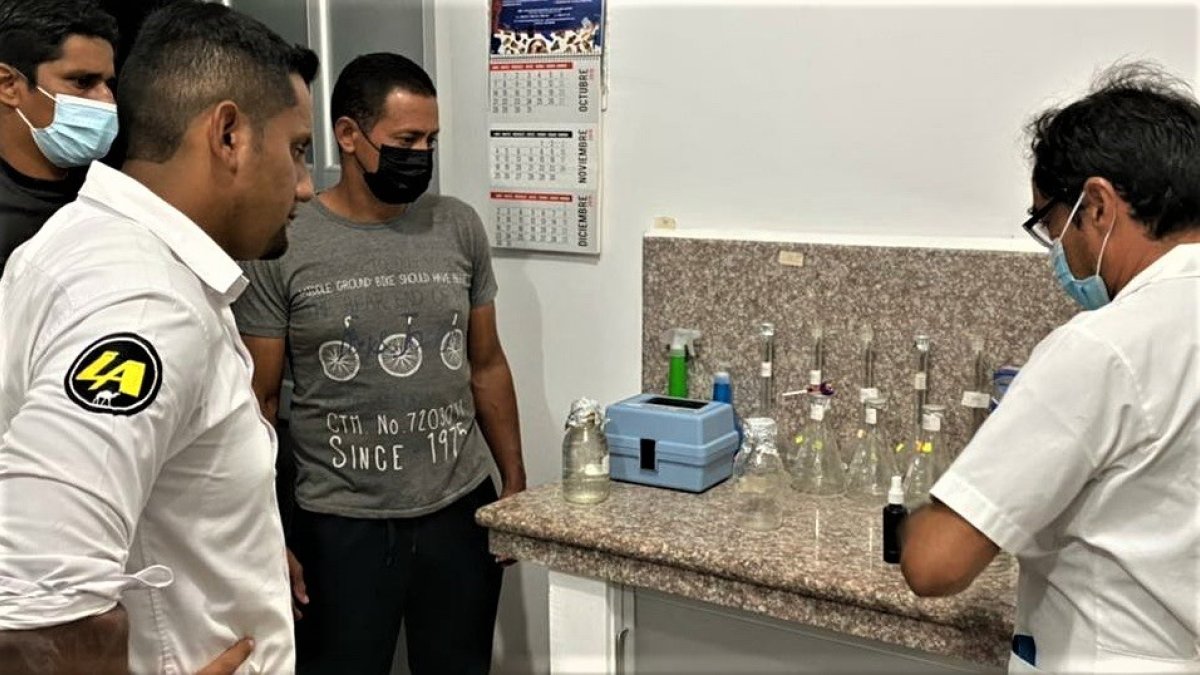 Técnicos revisan las muestras de agua en Santa Rosa, para determinar qué pudo haberla contaminado.
