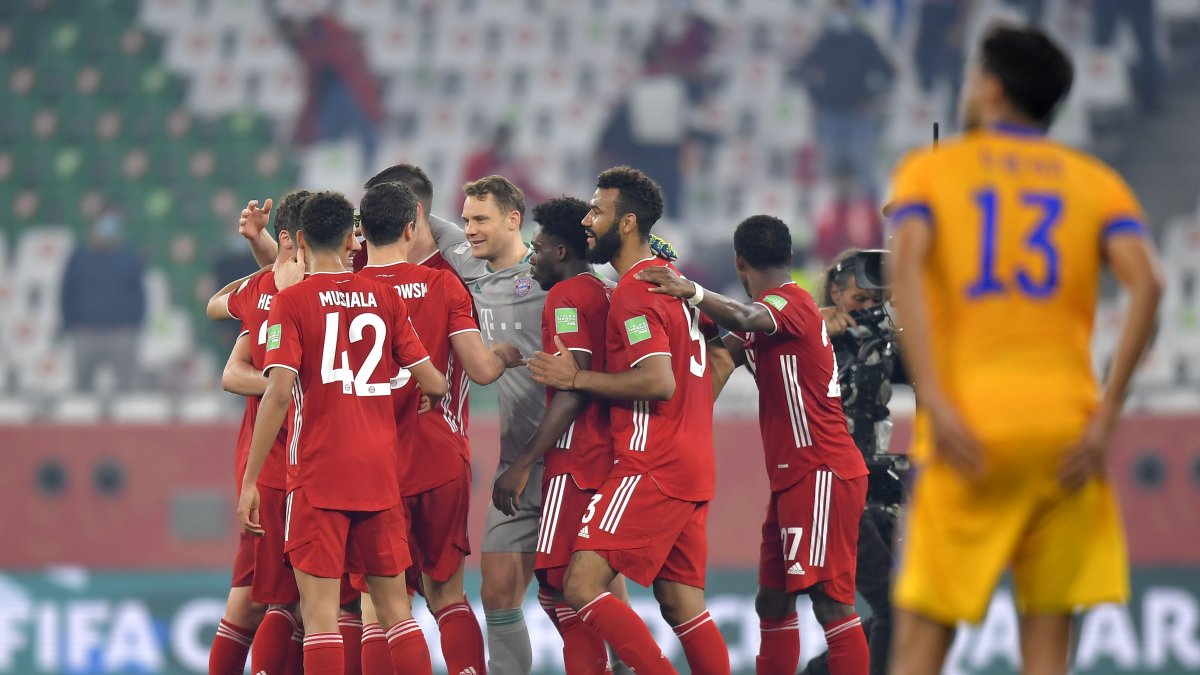 Los integrantes del  Bayern Munich celebran el gol de Pavard.