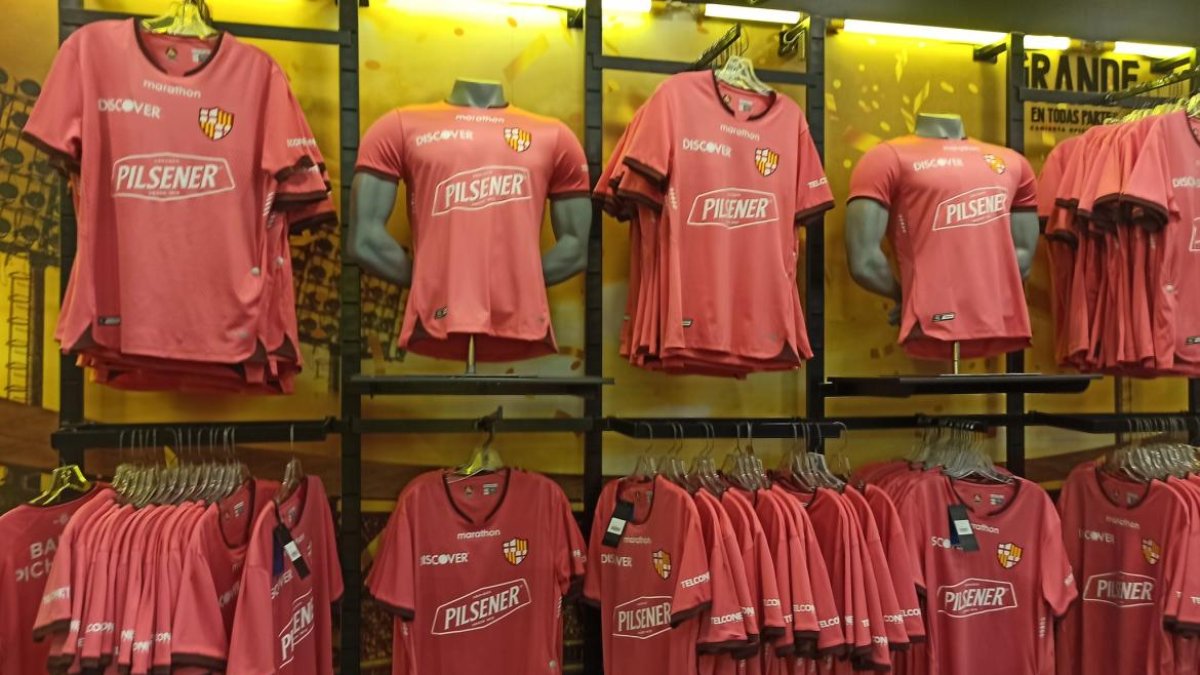 Por el momento solo está disponible en tiendas una de las camisetas alternas del Ídolo.