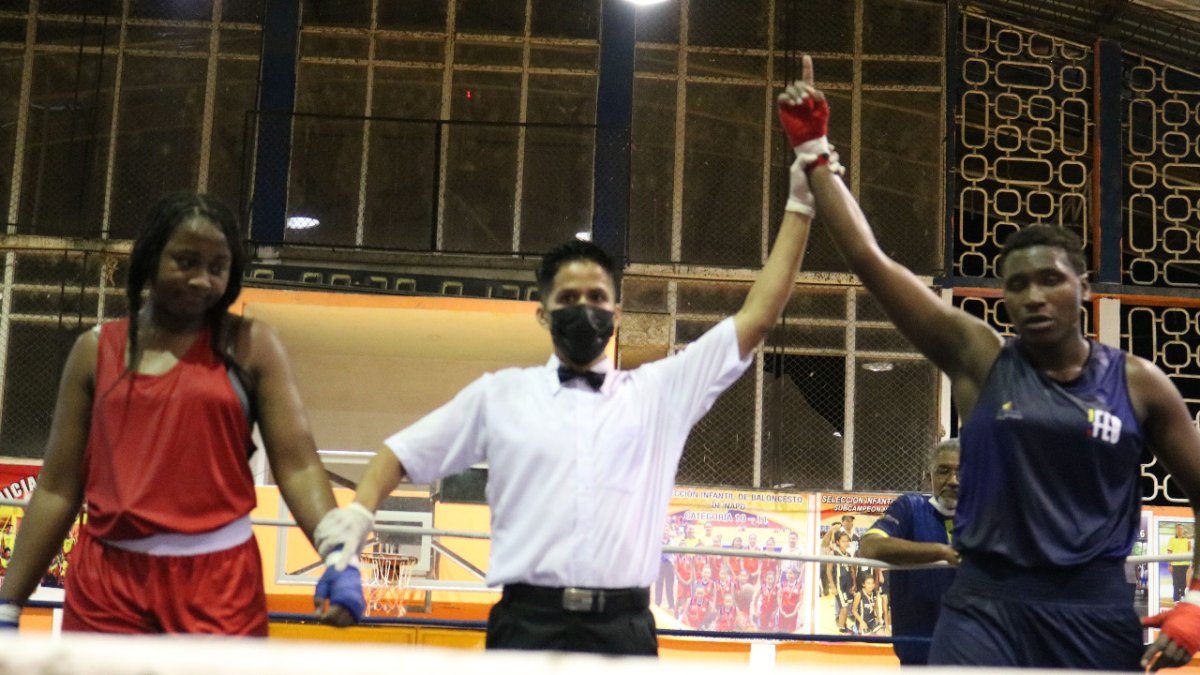 Triunfo. Érika Pachito (d) ganó su primer combate en suelo Oriental.