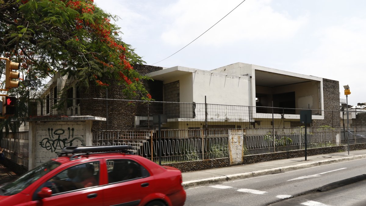 Guaridas. Dos viviendas que se levantan en Tulcán y Luque se han convertido en un ‘dolor de cabeza’ para los moradores del barrio Garay y del Salado.