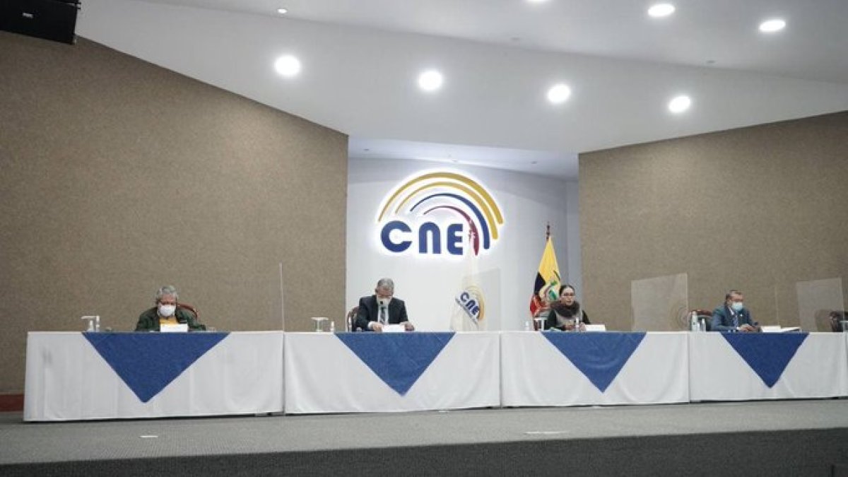 Procedimiento. El pleno del CNE se instaló ayer en audiencia pública de escrutinios para conocer resultados.