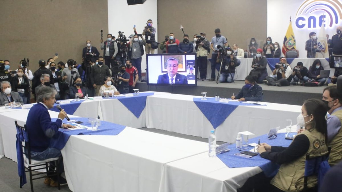 El encuentro entre los candidatos de Pachakutik y CREO se desarrolla en el Consejo Nacional Electoral.
