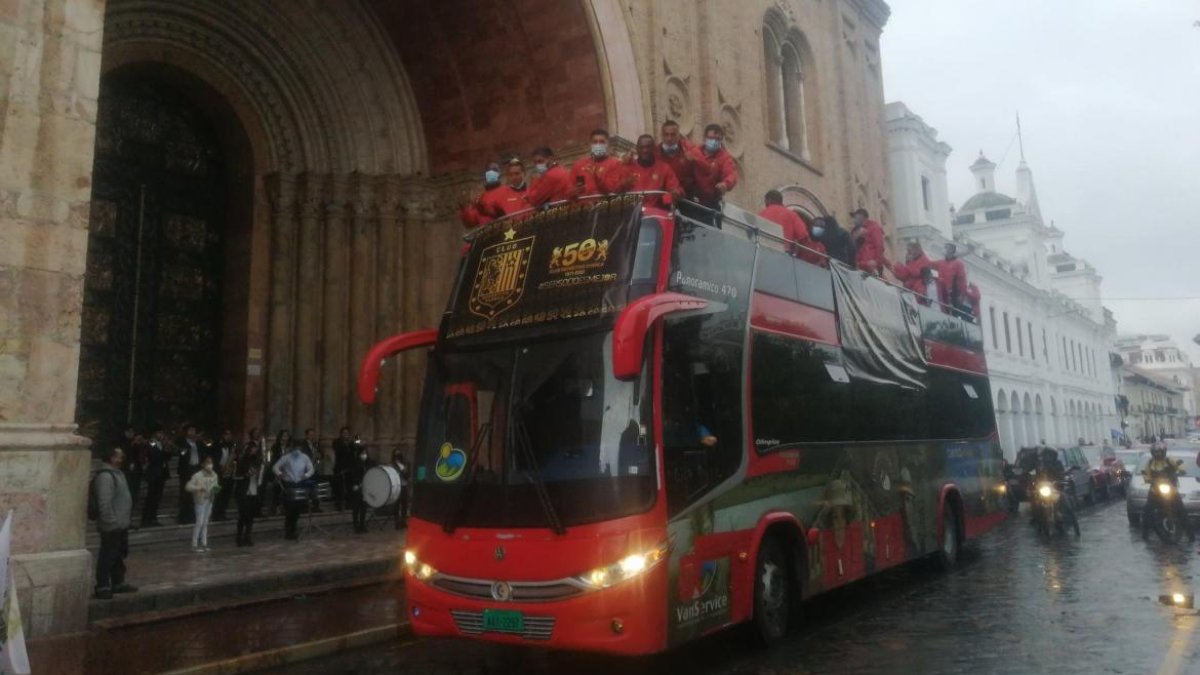 Los jugadores, directivos y cuerpo técnico, pasearon y saludaron con la hinchada cuencana.