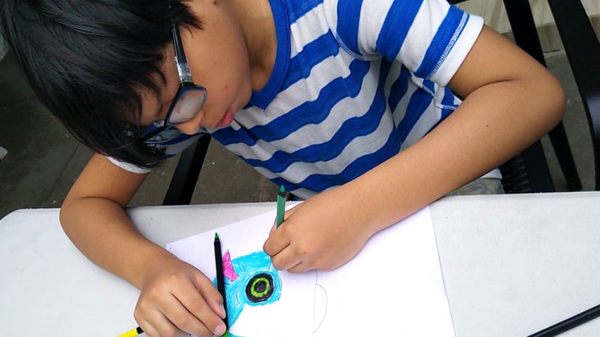 Los niños alistan las propuestas que presentarán para el proyecto Peque Monstruario.