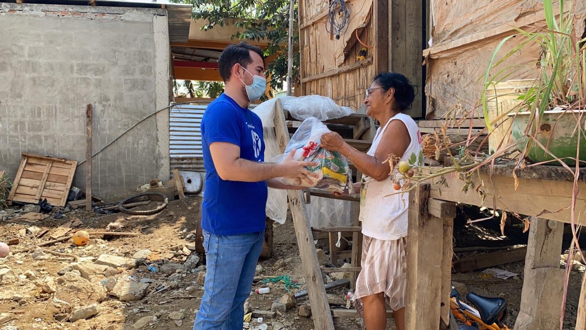 Los voluntarios acuden a sectores apartados a llevar alimentos y palabras de fortaleza.