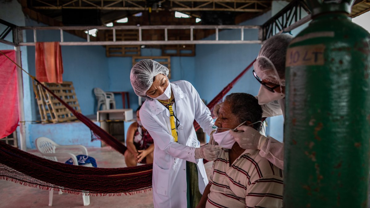 Indígenas crean hospital de campaña para pacientes con covid en el Amazonas.