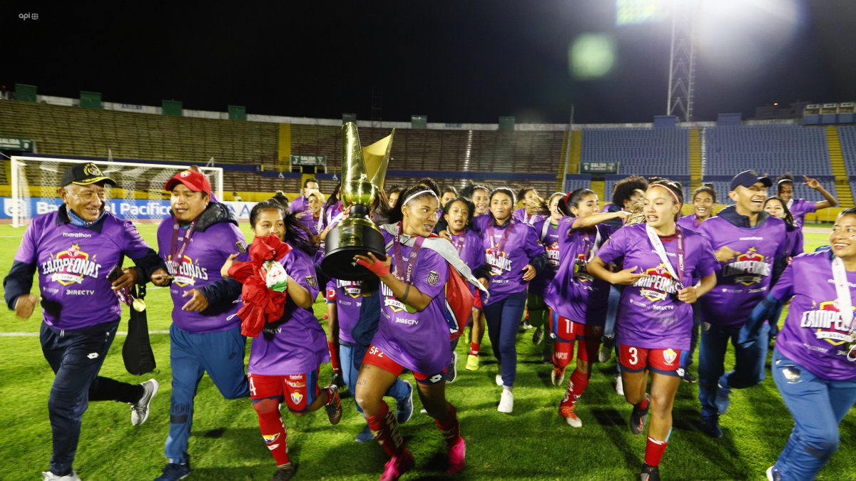 El Nacional se proclamó campeón de la Superliga Femenina 2020. Aunque, para esta temporada perdió a varias jugadoras por incumplimiento. Una de ellas la goleadora Madelein Riera