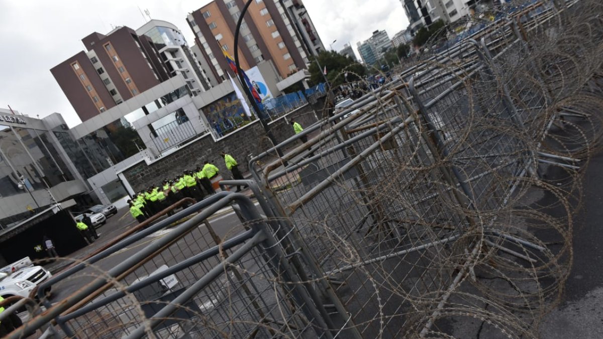 Los exteriores del CNE están resguardados.