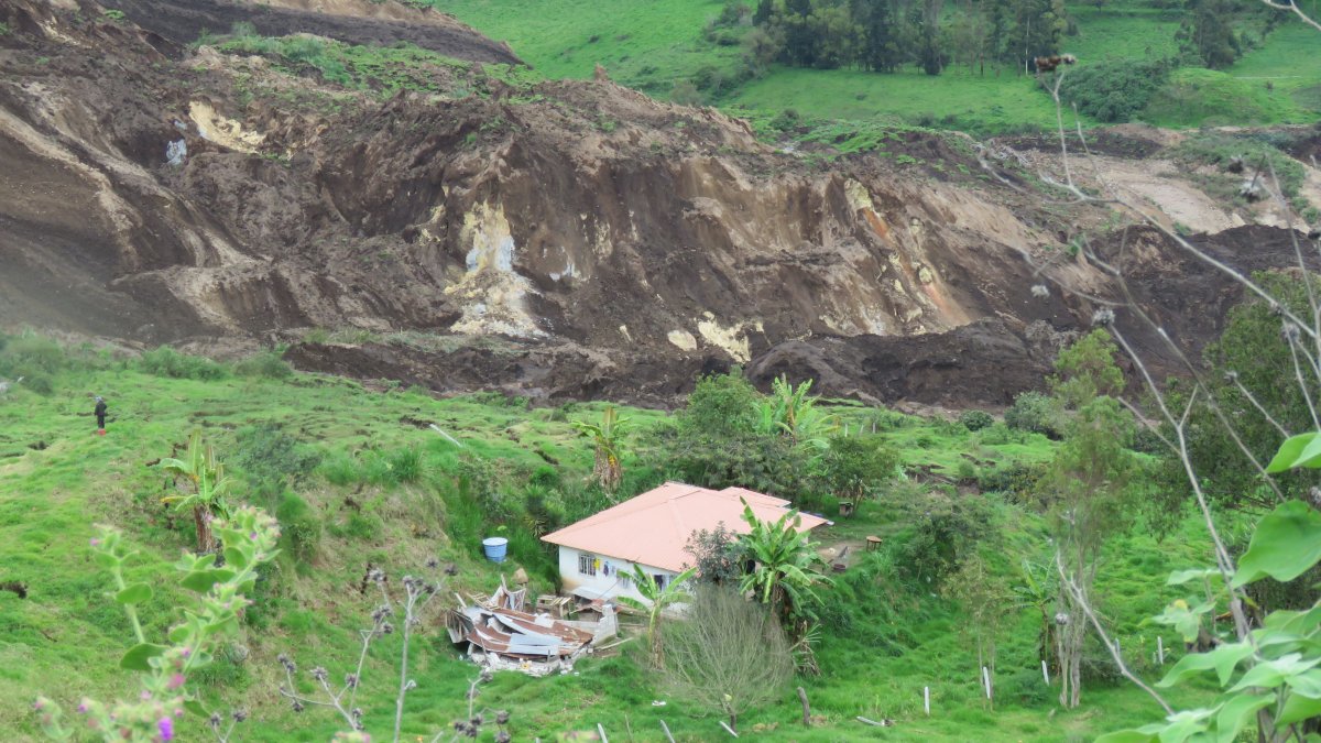 El deslizamiento de tierra  cortó el paso del río Guataxi, que está represándose.
